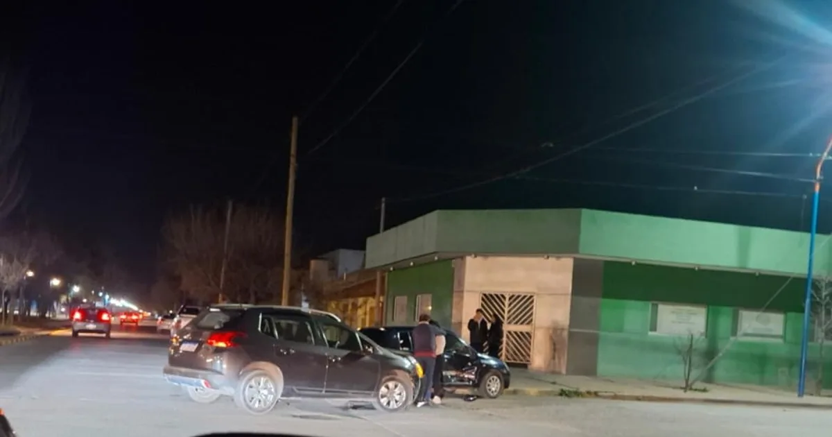 Choque en el centro de Roca: dos autos impactaron en Isidro Lobo y Misiones