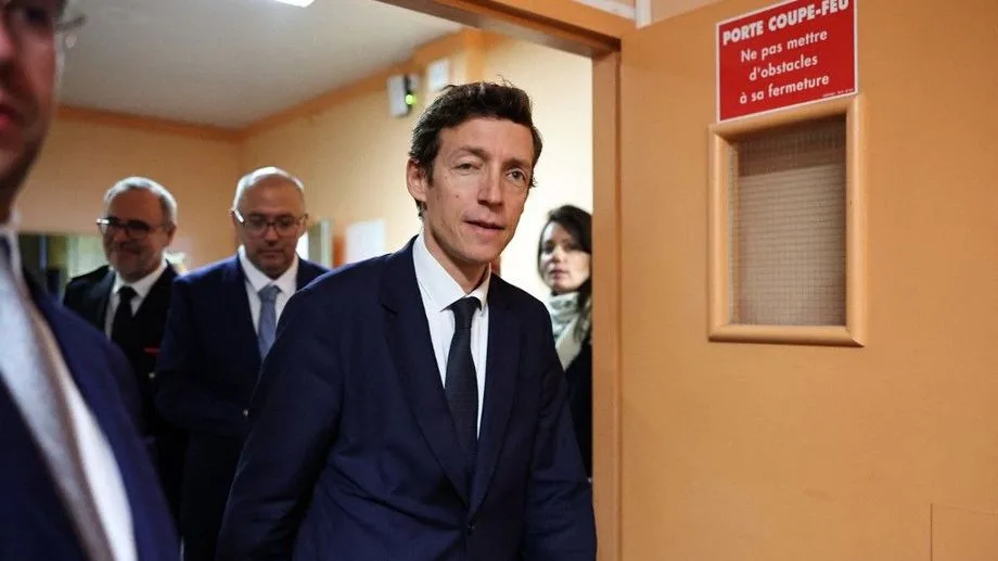 "Mettre le feu, c'est criminel", dénonce Édouard Geffray en visite dans un lycée endommagé près de Bordeaux