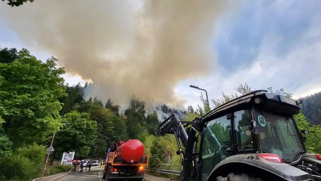 Feuer in steilem Gelände: Waldbrand bei Schramberg - Hoffnung auf Regen
