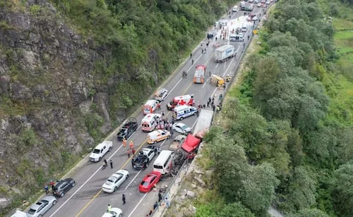 Confirman dos muertos y 14 lesionados por carambola en autopista de Chiapas; ocho vehículos resultaron dañados