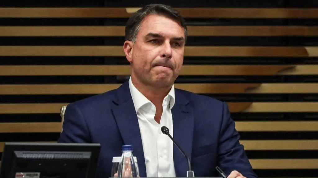 Centrais sindicais criticam Flávio Bolsonaro após “mudança” sobre fim da 6×1