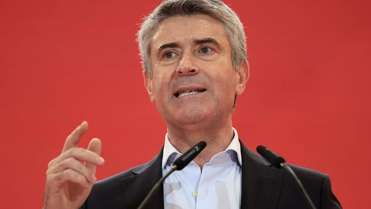 Carneiro defende "remodelação na Administração Interna"