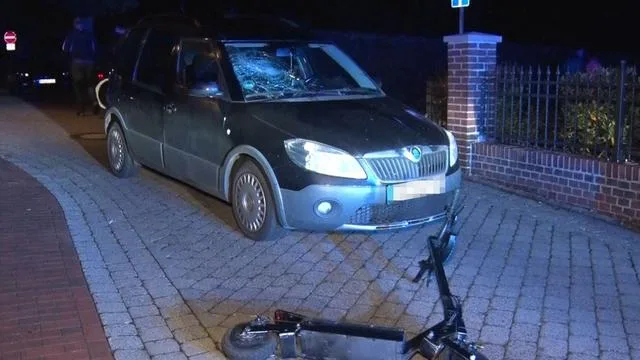 Unfälle: E-Scooter prallt gegen Auto - Zwei Kinder schwer verletzt