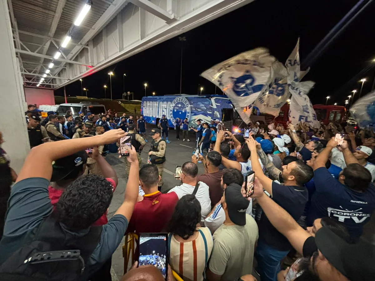 Torcida do Cruzeiro faz bandeiraço para time antes de jogo contra o Flamengo; assista