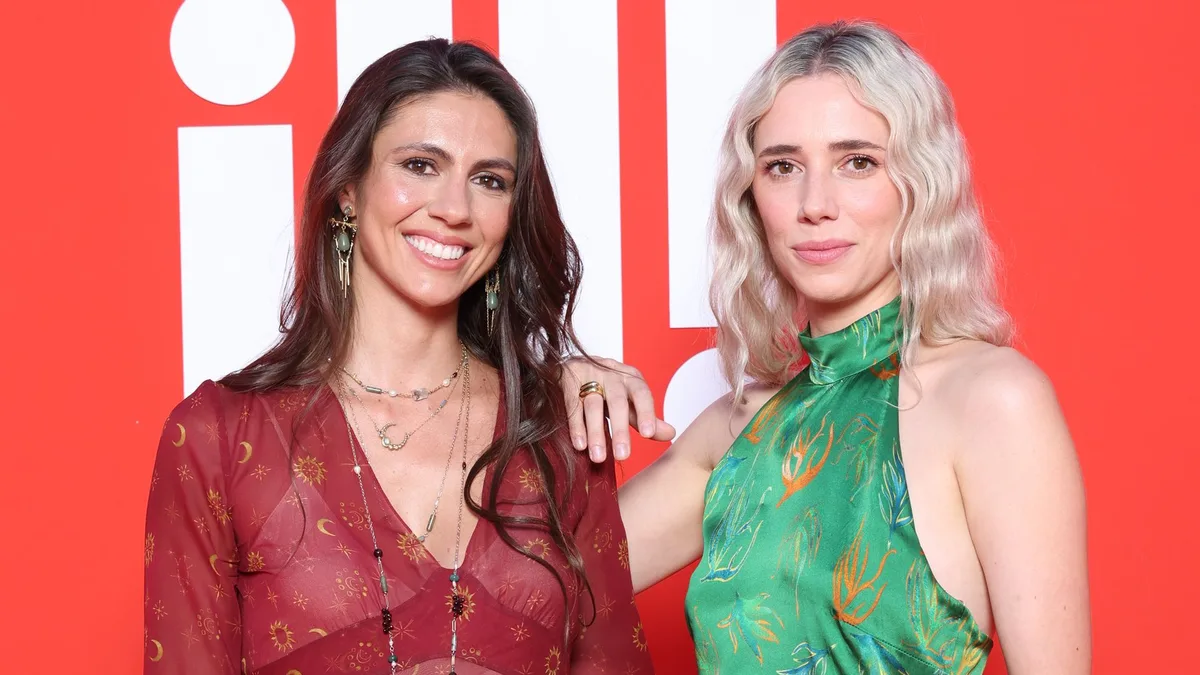 Ana Cristina Portillo y Lulú Figueroa, dos primas muy bohemias con vestidos estampados en los premios GEN ¡H!: inspiración zodiacal y una oda a la naturaleza