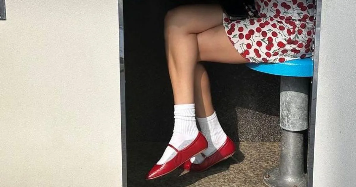 Ballerines : 6 modèles qui réinventent le soulier plat entre cuir verni, poil animal et résille graphique