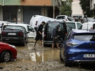 EN IMAGES. Istanbul en proie à des pluies torrentielles, au moins trois morts et cinq personnes portées disparues