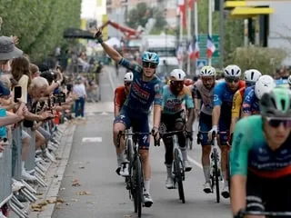 Cyclisme. Frayeur dans le peloton : une voiture se retrouve au milieu des coureurs lors de l’Eneco Tour