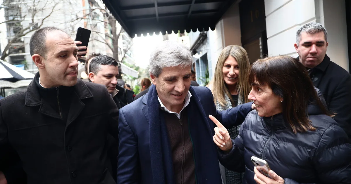 Luis Caputo se pone el overol político con gestos a la micro y los gobernadores y sale a bancar a Karina Milei: "los acuerdos los define ella"