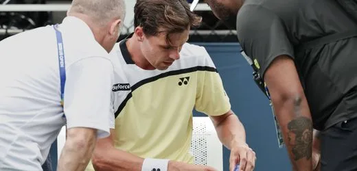 US Open: Daniel Altmaier kurz vom Kollaps, wird mit Stethoskop untersucht, will aufgeben, macht weiter – und verliert