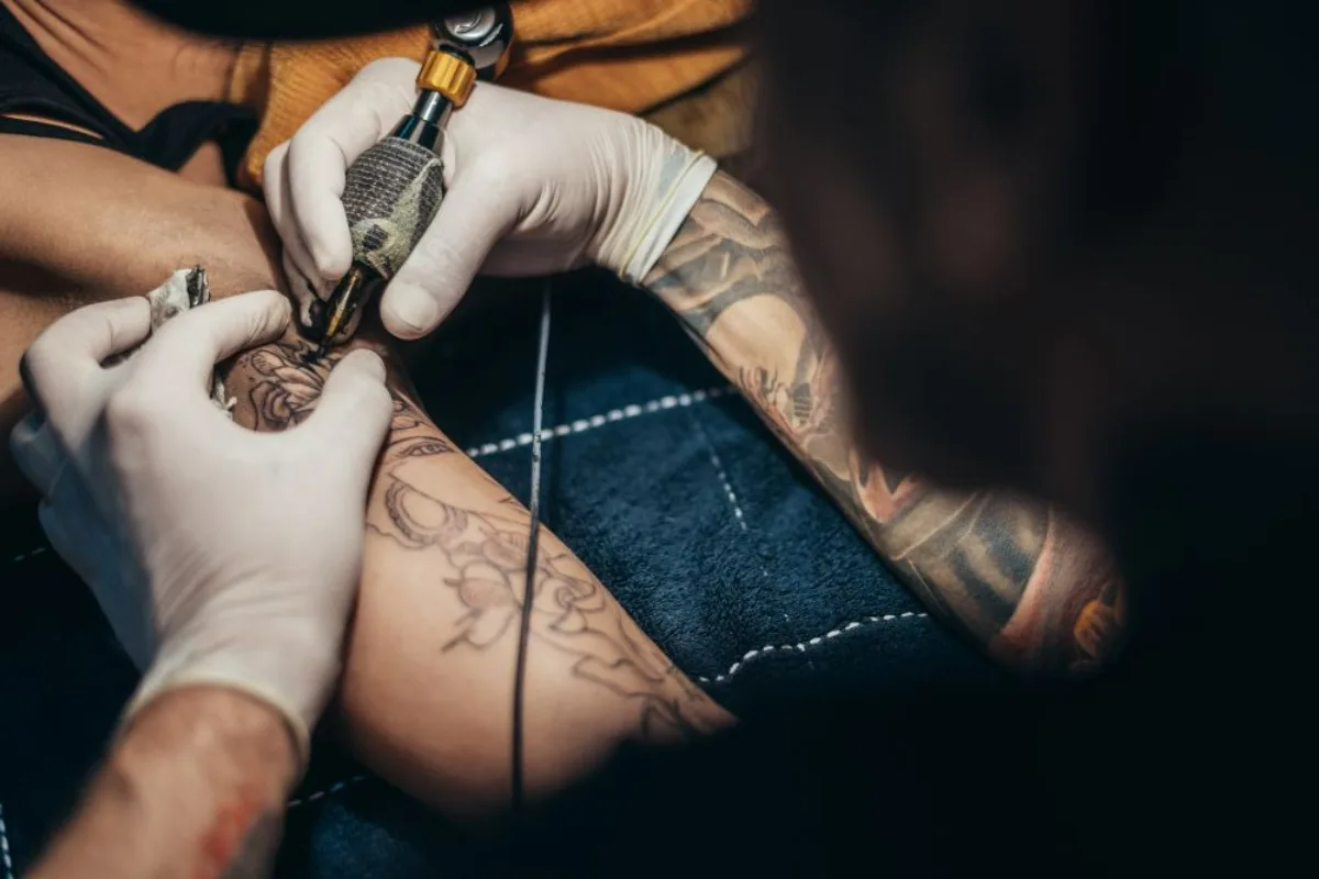 MG: homem usa mola de isqueiro para tatuar adolescentes e é condenado