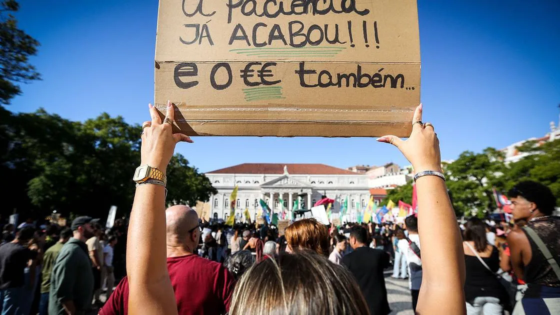 Milhares de manifestantes chegam ao Rossio, em Lisboa. Protestos pela habitação e melhores condições de vida multiplicam-se pelo país