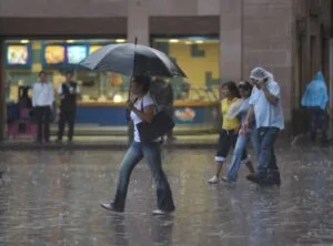 Prevén lluvias con descargas eléctricas por paso de la Onda Tropical N°56