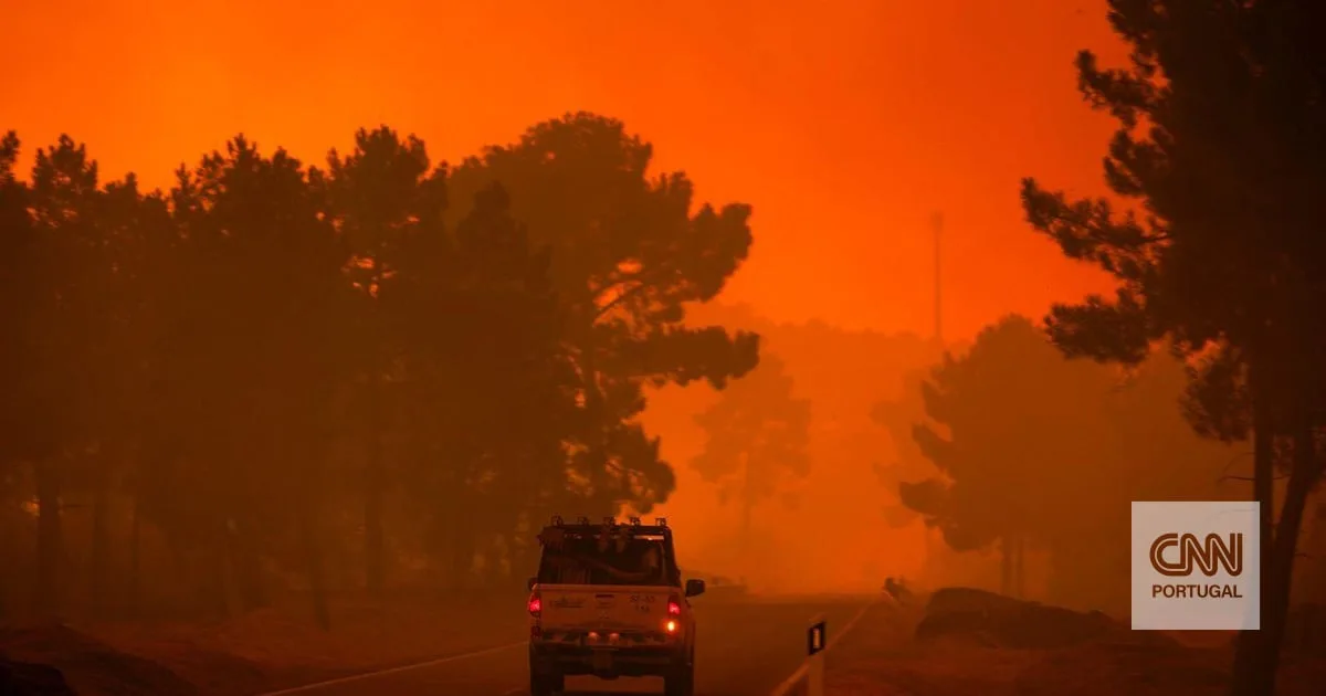 Incêndio em Boticas arde em quatro frentes