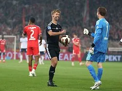 28-Jähriger übernimmt in Berlin: Schiri verletzt ausgewechselt: Karius sichert Schalke-Sieg nach langer Unterbrechung