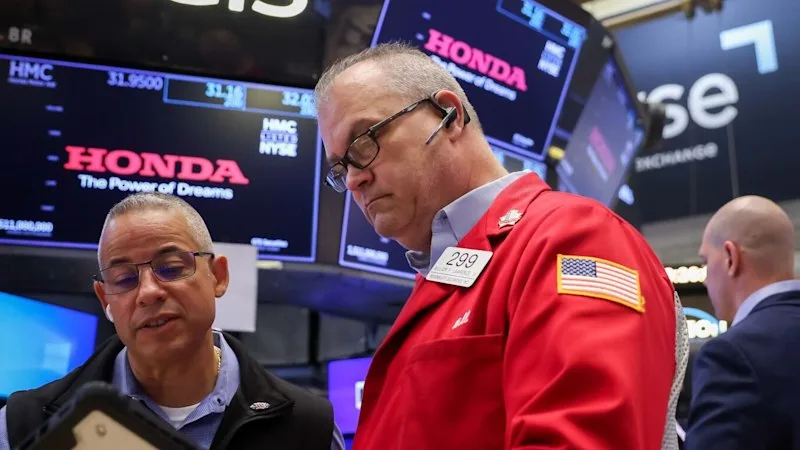 ASX ends flat after slow session on Wall Street; Tech stocks slump, banks jump