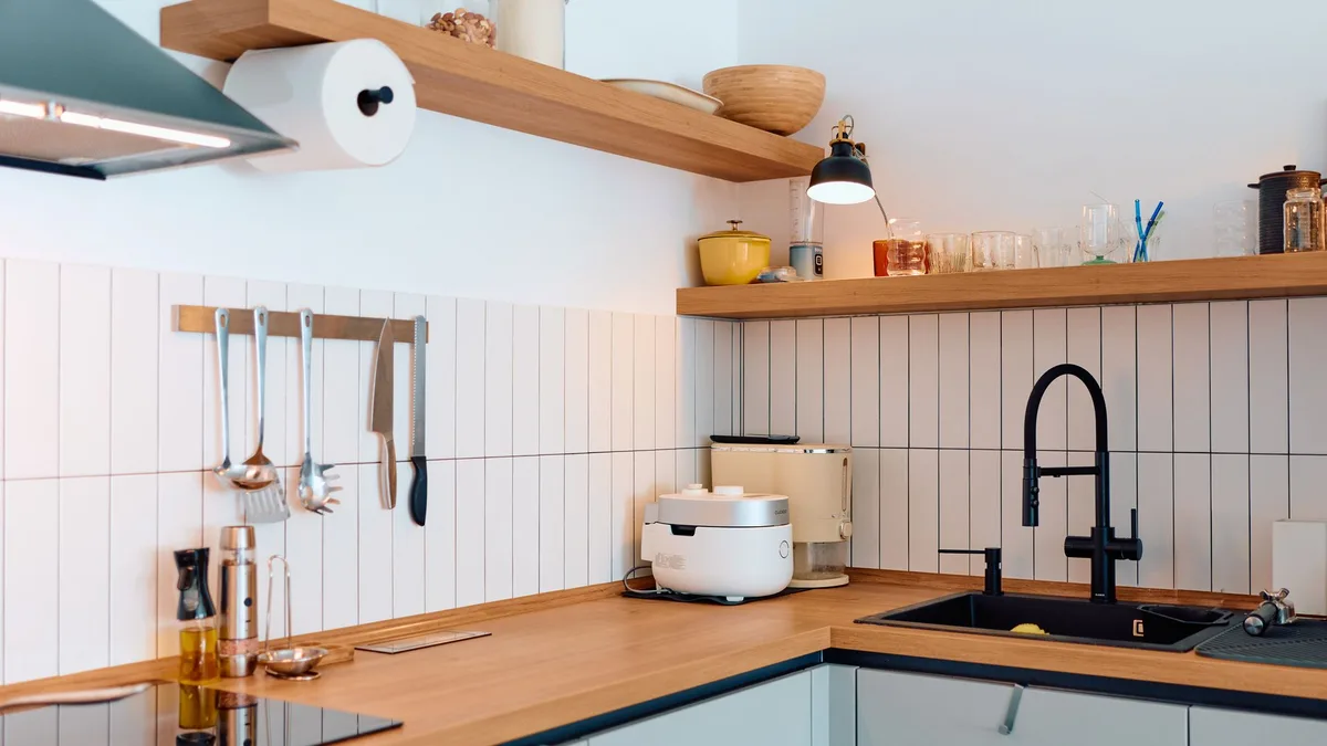 Si tu cocina es muy pequeña, este escurreplatos plegable y de secado rápido es el truco perfecto para ganar espacio