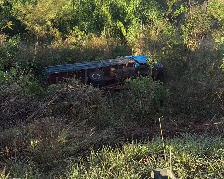 Caminhoneiro sem cinto perde controle de veículo, capota na serra e morre
