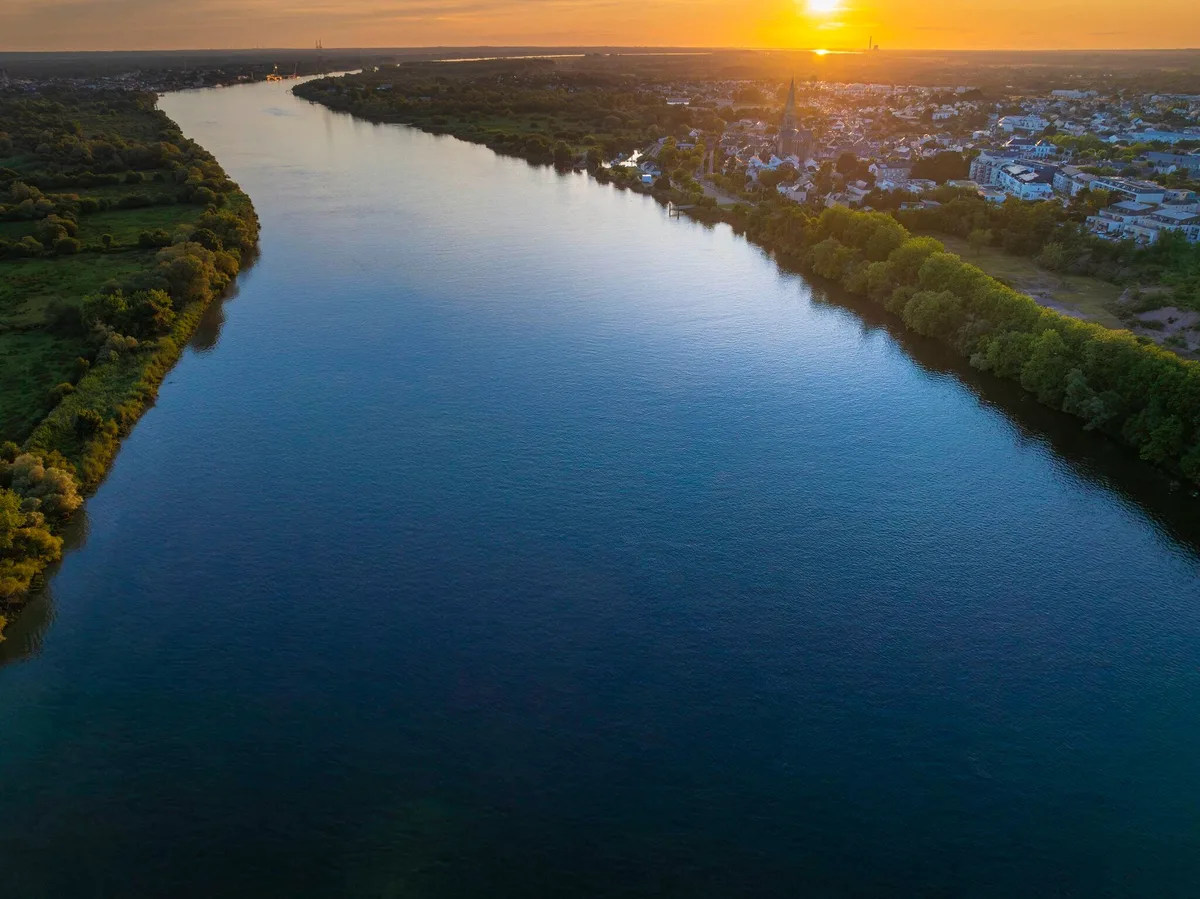 « Sur le fleuve » : Édouard Cortès, au fil de la Loire… et de soi