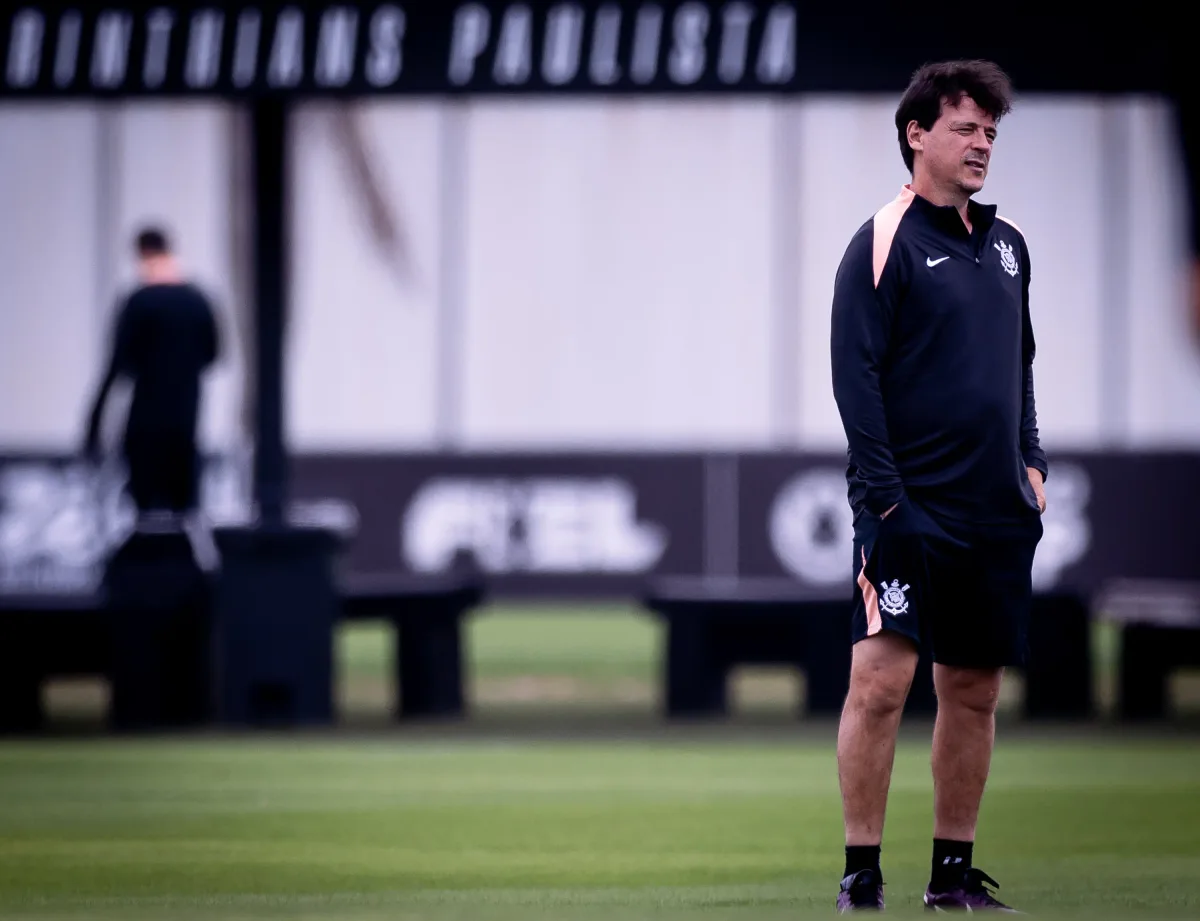 Corinthians faz treino tático e viaja para Argentina sem Memphis