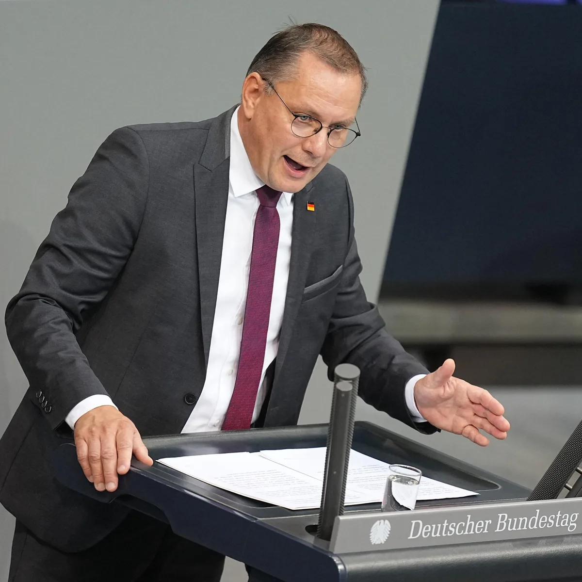Grimmen - Zentralrat der Sinti und Roma zeigt AfD-Chef Chrupalla wegen Volksverhetzung an