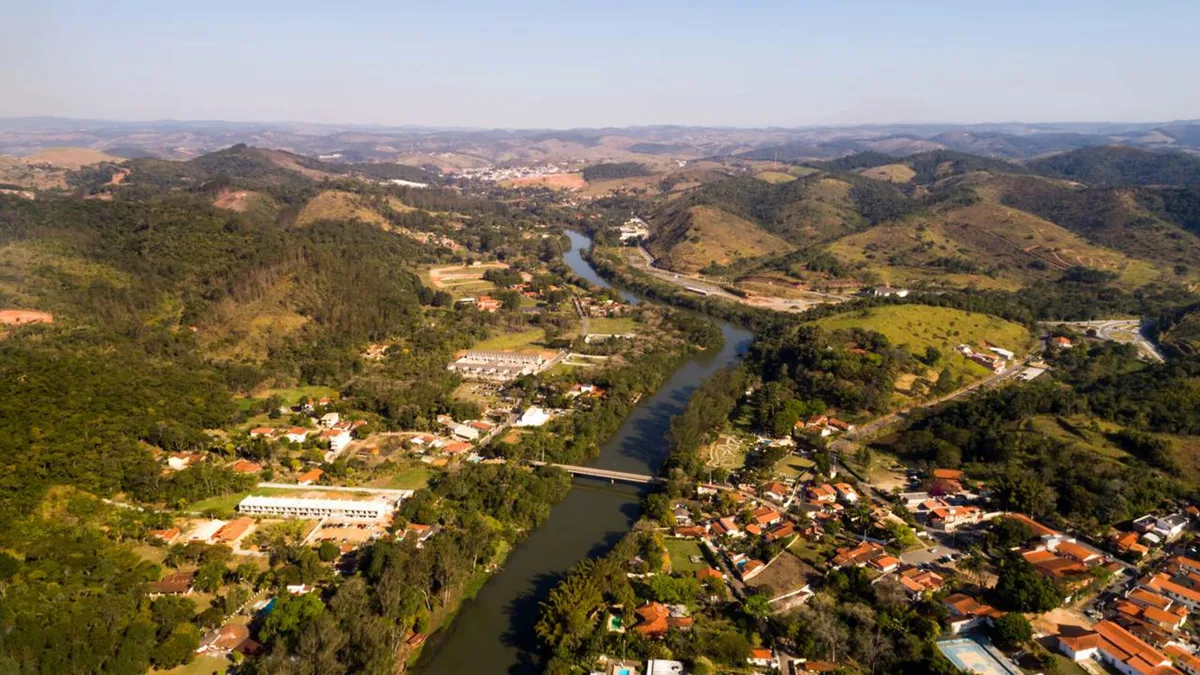 Rio atravessando o centro, Mata Atlântica e uma pequena vila ferroviária dão a esta cidade paulista clima de refúgio sem precisar viajar para longe da capital